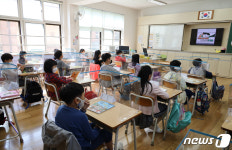 등교 개학 거리두고, 투명 가림막 치고
