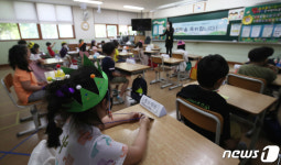 수업 시작한 초등학교 1학년 교실