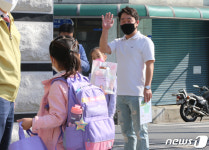 초등1·2학년 등교 시작···해맑은 아이들, 속타는 학부모