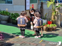 등원 전 손 소독하는 유치원생들