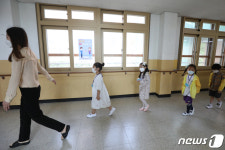 화장실 사용법 배우는 초등학교 1학년