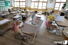 87일만에 첫 등교 첫 과제는 칸막이 설치