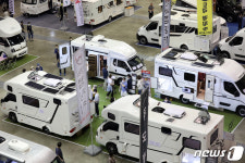 시선 사로잡는 다양한 캠핑카