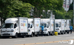 택배 물품 싣는 쿠팡택배 직원들
