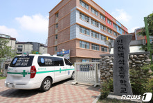 선별진료소 설치 위해 인천 백석초로 들어가는 병원 차량