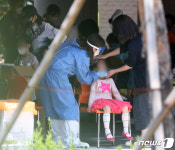 인천 백석초 내 선별진료소에서 검체 검사 받는 학생