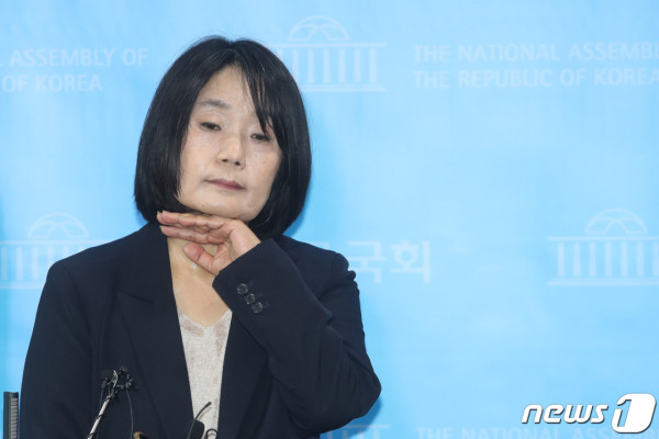 '윤미향 기자회견' 땀 흘리며 40분간 적극 해명 | 포토뉴스
