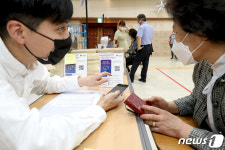 노래방·PC방 업주 대상 ‘모바일 전자명부’ 교육하는 성동구