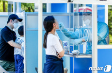 여의도 자매근린공원에 마련된 워킹스루 진료소