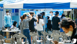 여의도 자매근린공원에 마련된 워킹스루 진료소
