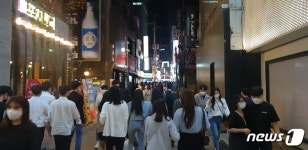 확진자·접촉자 나왔어도…부산 서면 사람 바글바글