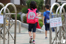 등교하는 초등학생