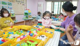 성희유아예술놀이연구소 | 놀이 시간 앞서 손소독하는 어린이들