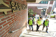 수원동부교회 방역하는 송영완 영통구청장과 방역단