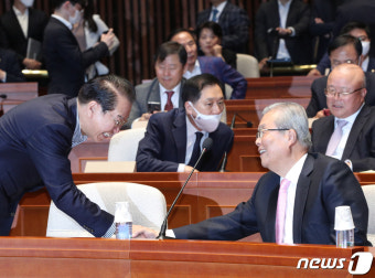 권영세와 인사하는 김종인 비대위원장