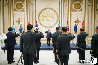 문재인 대통령, 중장 진급자 삼정검 수치 수여식