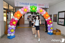 컴퓨터로만 본 친구들 만나 기뻐요…포항 영일고 신입생 첫 등굣날