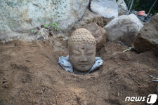 경주서 발견된 통일신라시대 석불좌상 머리