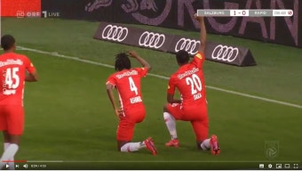 '황희찬 동료' 다카, 득점 후 한쪽 무릎 꿇기 세리머니…인종차별 반대