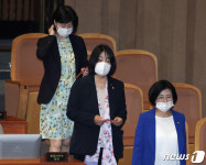 본회의 투표하는 윤미향·양정숙