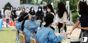 확진자 나온 여고 발칵…검사 받기 위해 줄선 학생들