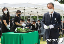 헌화하는 장세용 구미시장