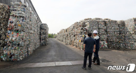 매립장 가득 쌓인 재활용 플라스틱