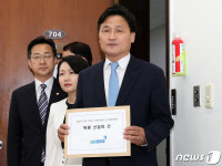 상임위원 선임안 들고 의사과 들어서는 김영진