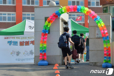 교문 들어서는 1학년