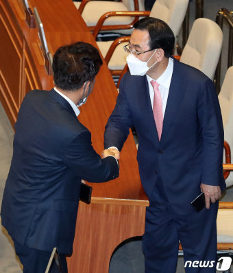 본회의 마치고 의원들과 인사 나누는 주호영