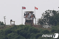 인공기 펄럭이는 북한군 초소