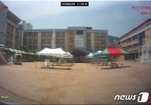 보호복 속 땀이 줄줄…폭염에 3명 실신한  남인천여중 선별진료소 현장은?