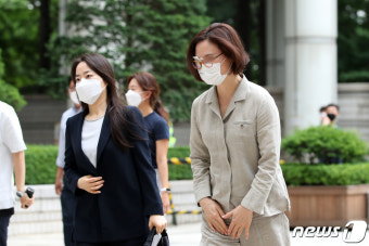 인사하며 법정 향하는 정경심 교수