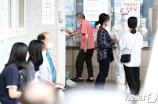 코로나19 확진자 발생으로 분주한 도봉구보건소 선별진료소