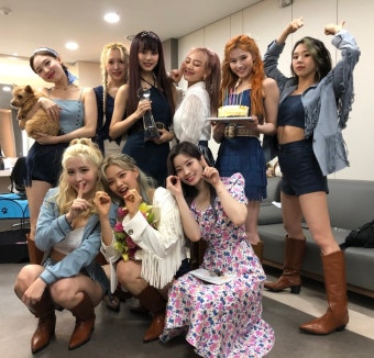 트와이스, '모어 앤드 모어'로 통산 100번째 음방 1위 달성