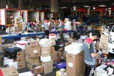 물류센터, 사회적 거리두기 지키기 힘든 근무환경