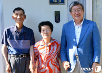 호국보훈의 달 국가유공자 명패 전달하는 곽용환 고령군수