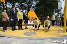 초교 주변 횡단보도 옐로우 월 설치 살피는 김계조 본부장