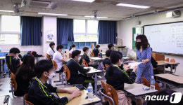 모의평가 시험지 받는 학생들