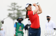 티샷 확인하는 김세영