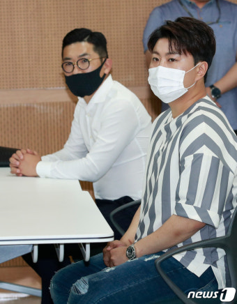 기부물품 전달식 참석한 이광득 대표와 김호중