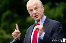 나바로 백악관 무역국장 “볼턴 폭로전은 돈 때문”