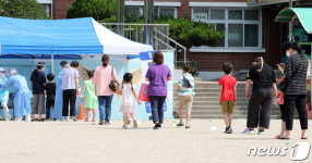 길게 이어진 코로나19 검사 대기 줄