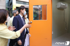 선별진료소 살펴보는 김강립 보건복지부 차관