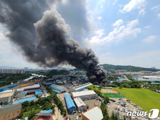 전주 폐차장 불…치솟는 연기 | 포토뉴스
