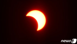 해 절반 가려지는 부분일식