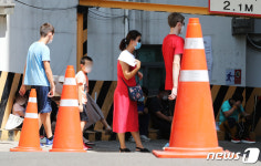 검사 받기위해 대기중인 시민들