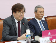 발언하는 신율 교수