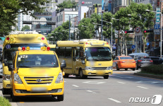 아이들 기다리는 학원 버스들