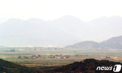 北 평강고원 인근 마을 한산한 모습